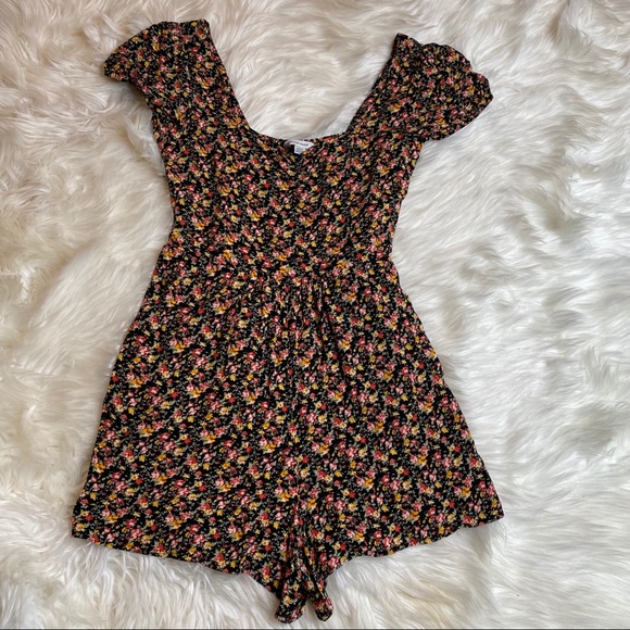American Eagle Outfitters Pants - Women’s American Eagle Romper size Medium